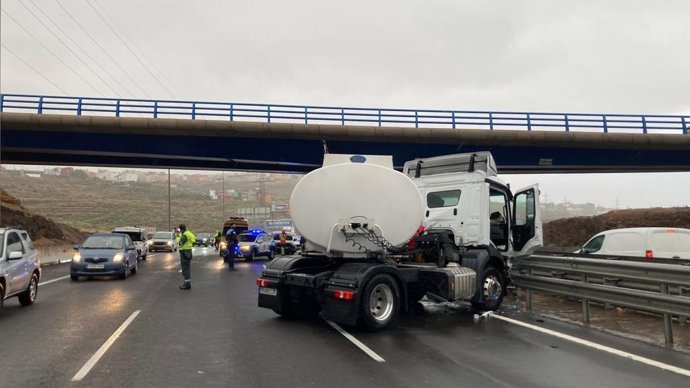 Camión cisterna accidentado en la TF-1