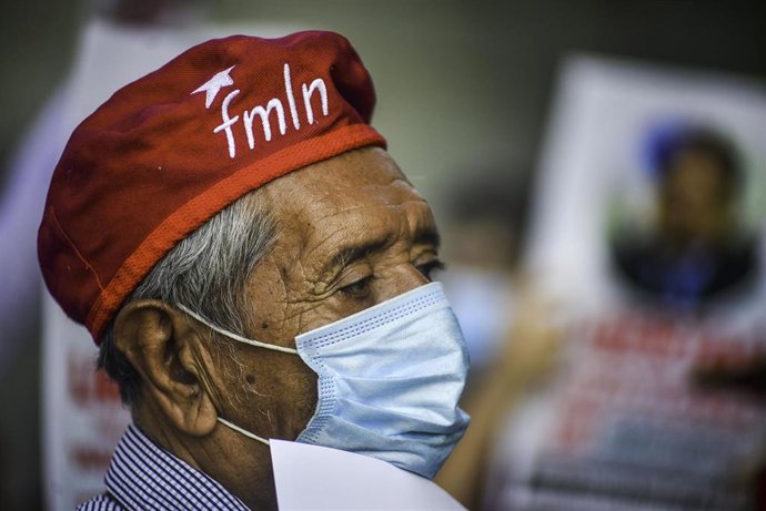 Archivo - Un hombre con una boina del FMLN en El Salvador.