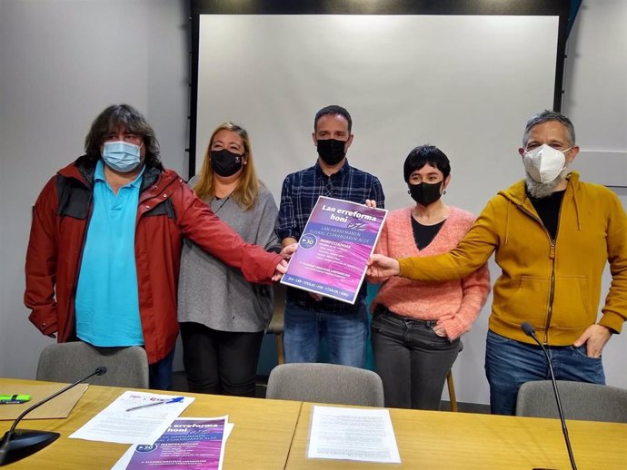 Representantes de ELA, LAB, Steilas, ESK, Hiru y Etxalde en la rueda de prensa celebrada en Bilbao para anunciar manifestaciones el 30 de enero contra la reforma laboral