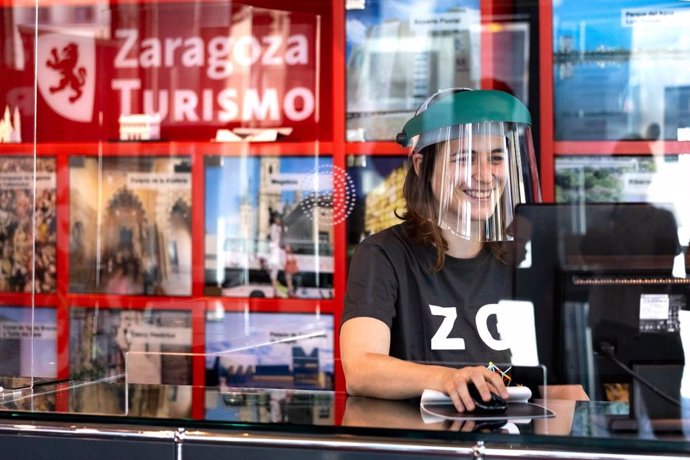 Archivo - Oficina de Turismo de Zaragoza con medidas  de seguridad sanitarias para evitar propagar el coronavirus