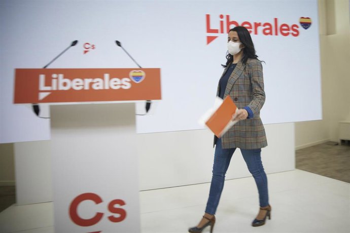 La líder de Cs, Inés Arrimadas, a su llegada a una comparecencia tras una reunión del Comité Permanente del partido, en la sede nacional de Cs, a 10 de enero de 2022, en Madrid, (España). 