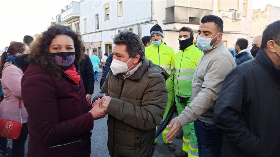 La edil de Vivienda de San Juan junto a Pepe, uno de los afectados por el desalojo