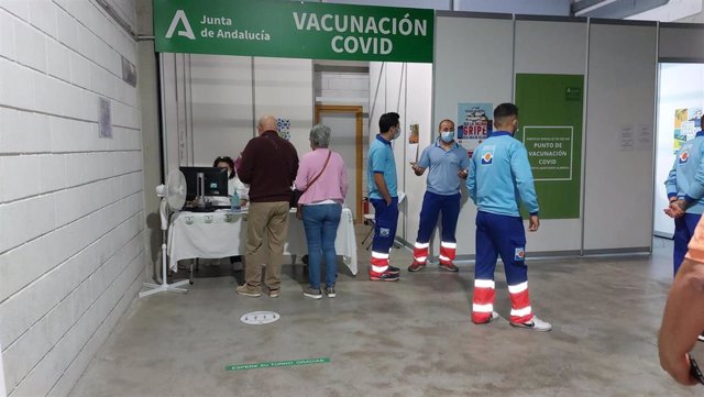 Archivo - Punto de vacunación contra el covid-19 en Almería. (Foto de archivo).