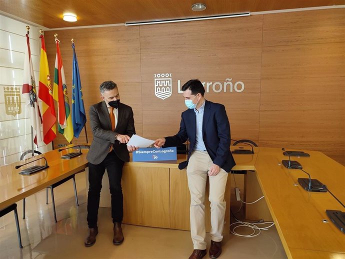 Conrado Escobar y Josu Ahedo, del Grupo del PP en el Ayuntamiento de Logroño