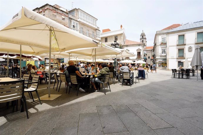 Archivo - Varias personas en una terraza de Vigo, a 26 de junio de 2021, en Pontevedra, Galicia (España).