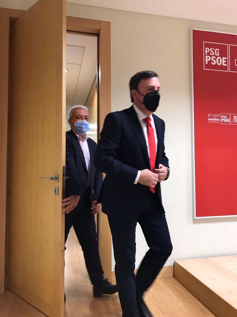 El secretario xeral del PSdeG, Valentín González Formoso, junto al nuevo portavoz parlamentario, Luis Álvarez, tras la primera reunión del grupo después del relevo en el Pazo do Hórreo.