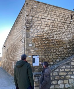 El Ayuntamiento de Fuendetodos alerta del estado del muro de la calle de la Fuente, tras agrandarse una grieta.