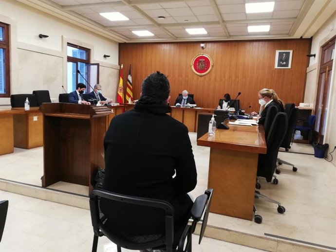 El animador acusado de violar a una turista en un hotel de Alcúdia, sentado en la Audiencia Provincial para el juicio.