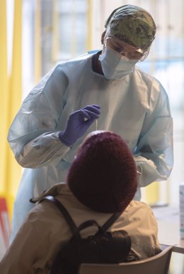Archivo - Una trabajadora sanitaria realiza un test de antígenos