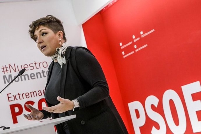 La portavoz del PSOE de Extremadura, Soraya Vega, en rueda de prensa en Mérida