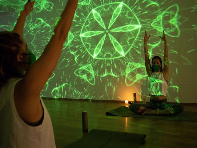 Activia organiza un curso de flowyoga para equilibrar nuestra respiración, olvidar los excesos del fin de semana y empezar el lunes a tope de energía positiva