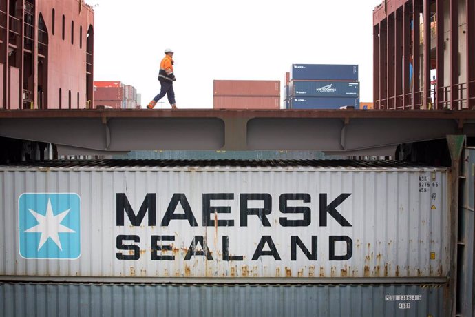 Archivo - FILED - 25 August 2014, Hamburg: A loading specialist walks across an intermediate bridge on the container ship Eugen Maersk at the Eurogate container terminal in the Port of Hamburg. Danish shipping giant company Moller-Maersk raised its prof