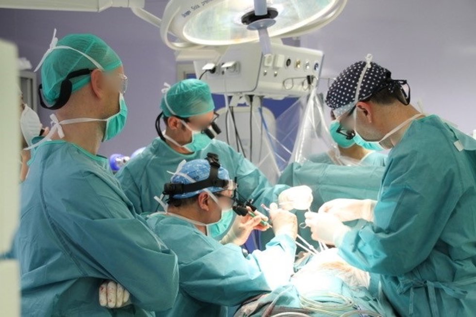 Profesionales realizan una técnica de terapias transcatéter.