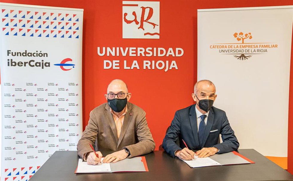 El rector de la Universidad de La Rioja, Juan Carlos Ayala, y el director territorial en La Rioja, Burgos y Guadalajara de Ibercaja Banco S.A., Jesús Les Mancho, han firmado un convenio de colaboración sobre empresa familiar
