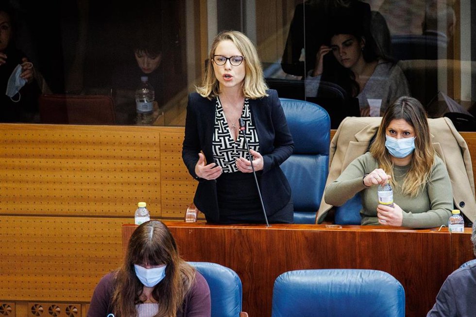 Archivo - La portavoz de Unidas Podemos, Carolina Alonso, interviene en una sesión plenaria en la Asamblea de Madrid, a 9 de diciembre de 2021, en Madrid, (España). Durante el pleno se ha aprobado la mayor bajada del IRPF de la región, que reducirá 0,5 