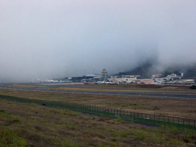 Archivo - Niebla en el aeropuerto Tenerife Norte (Los Rodeos)