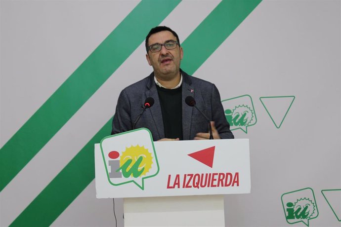 El parlamentario andaluz de UPporA y coordinador provincial de Izquierda Unida Málaga, Guzmán Ahumada, en rueda de prensa
