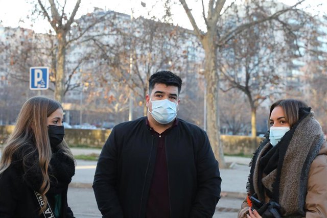 Familiares de uno de los acusados a su llegada a la Audiencia Provincial de Madrid donde se va a celebrar un juicio por el asesinato de un joven de 29 años en Anchuelo, a 17 de enero de 2022, en Madrid, (España). 