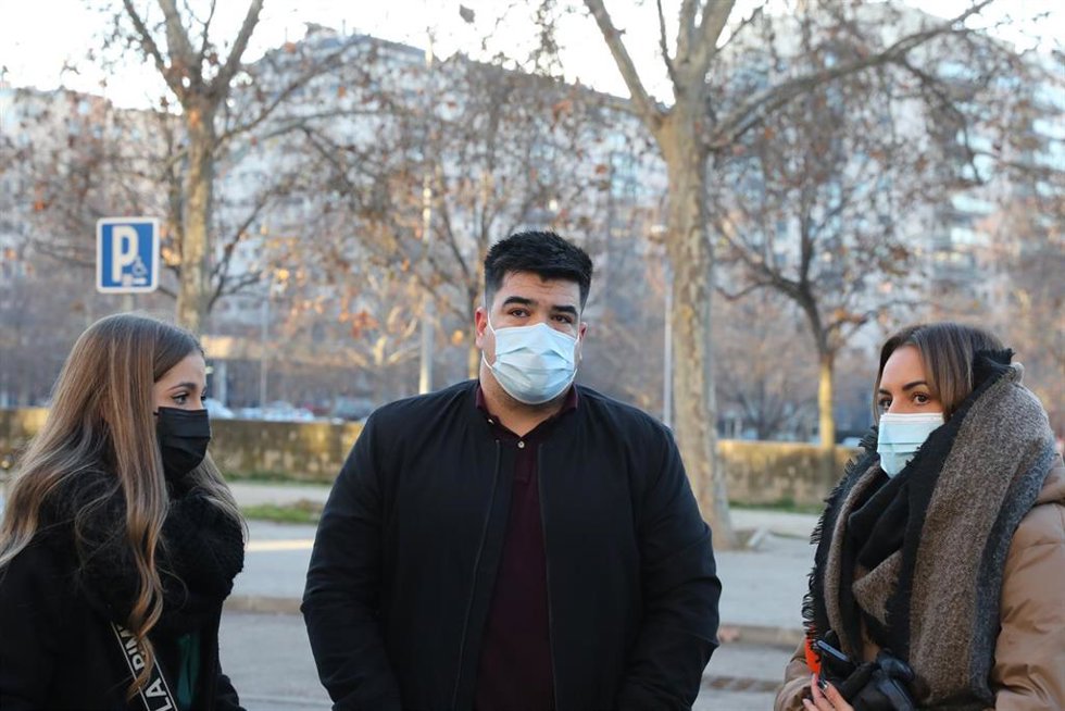 Familiares de uno de los acusados a su llegada a la Audiencia Provincial de Madrid donde se va a celebrar un juicio por el asesinato de un joven de 29 años en Anchuelo, a 17 de enero de 2022, en Madrid, (España). 