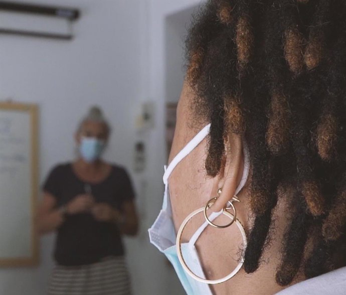 Una mujer recibe ayuda en Casal Petit.