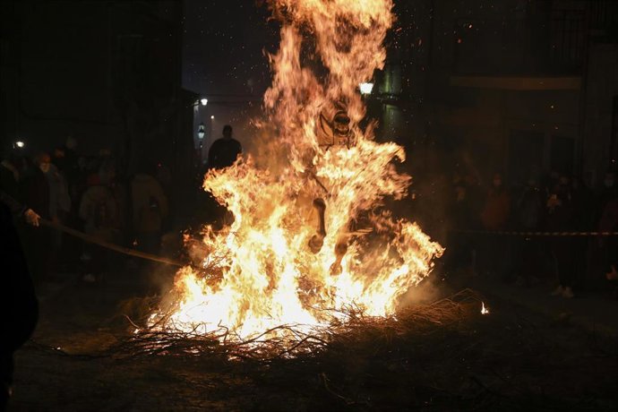 Foto de archivo de hoguera.