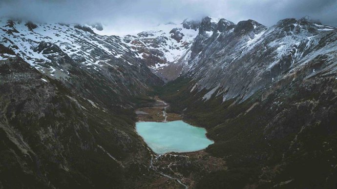 Majestuosos lagos glaciarios entre cordones montañosos.