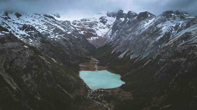 Majestuosos lagos glaciarios entre cordones montañosos.