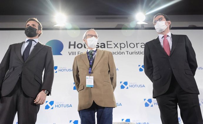 (I-D) El presidente del PP, Pablo Casado; el exministro Josep Piqué y el presidente de la CEOE, Antonio Garamendi, posan en la inauguración oficial de la VIII edición del Foro de Innovación Turística de Hotusa. En Madrid, a 17 de enero.