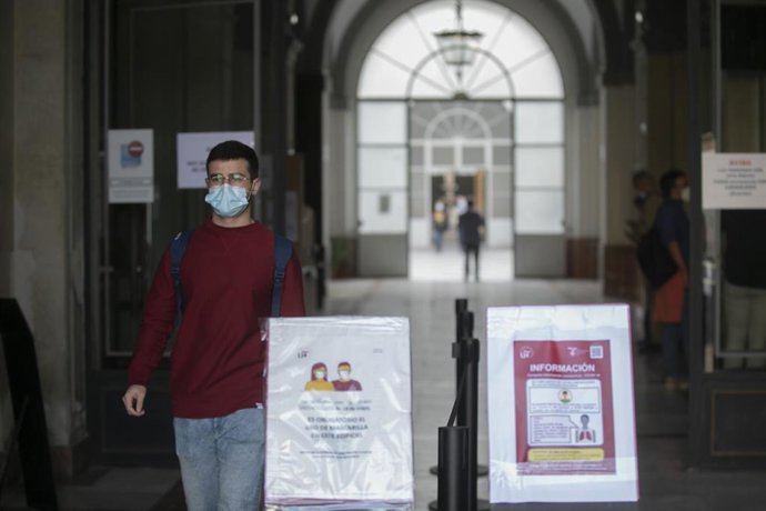 Archivo - Carteles informativos con las medidas de seguridad contra el virus.