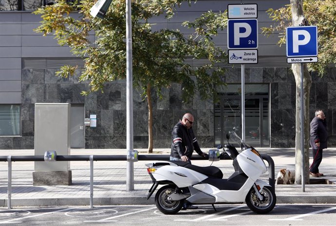 Archivo - Estación de recarga de motos eléctricas en Barcelona