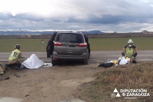Cuatro heridos en un accidente de tráfico al impactar contra un sifón de hormigón en la A-127, a dos kilómetros de Ejea de los Caballeros (Zaragoza).