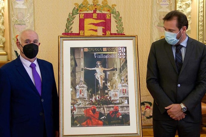 El alcalde de Valladolid, Óscar Puente, en la Casa Consistorial anunciando el cartel de la Samana Santa 2022