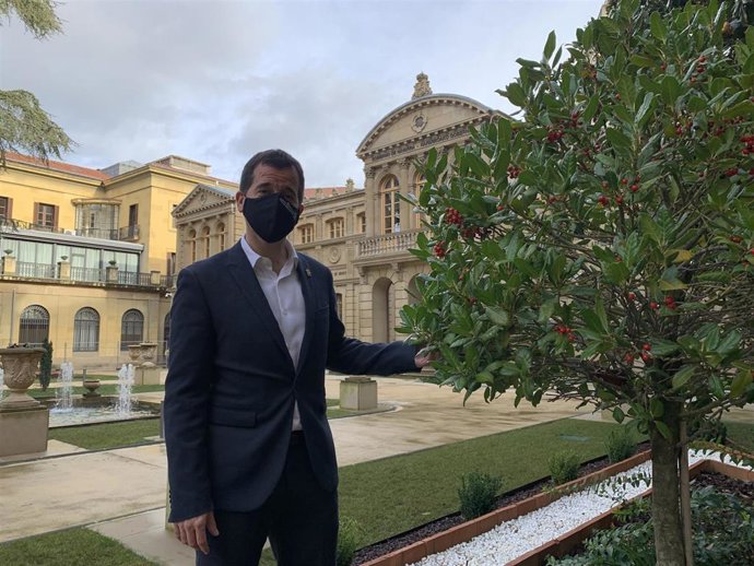 El consejero Irujo posa frente al árbol plantado en el jardín del Palacio de Navarra, como símbolo de la S4.