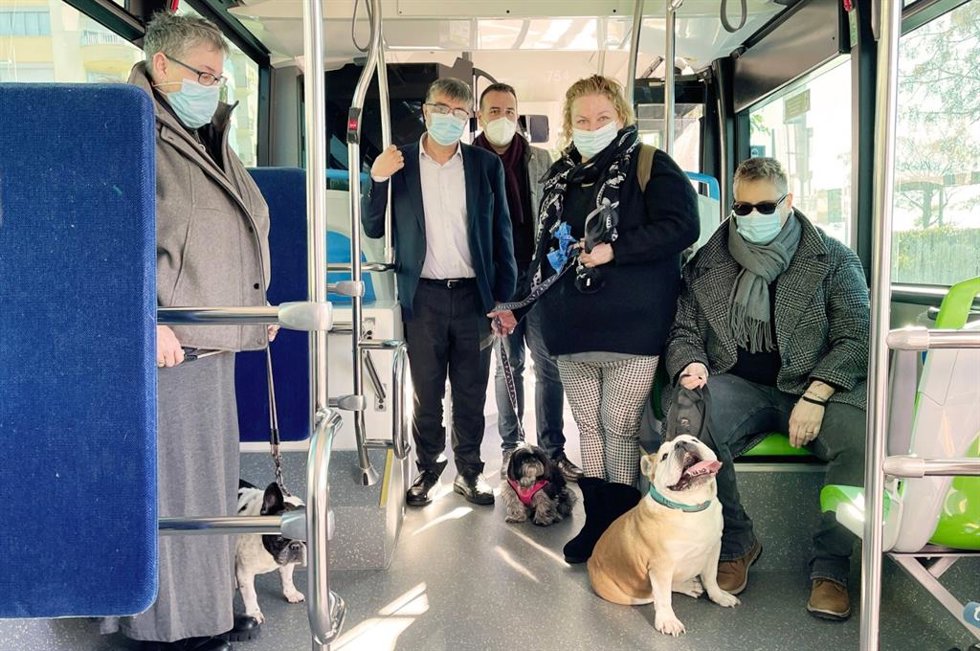 La EMT ya permite acceder con mascotas a todos los buses de la red.
