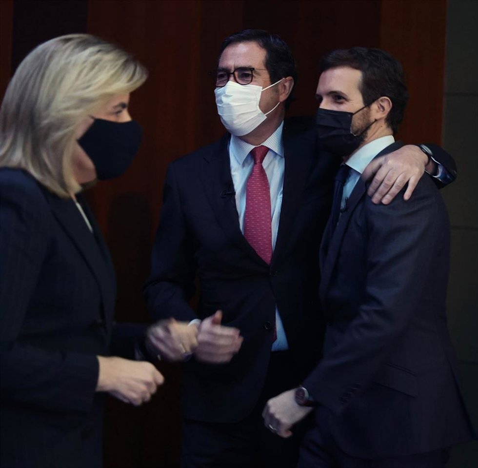 La presidenta de la Fundación CEOE, Fátima Báñez; el presidente de la CEOE, Antonio Garamendi y el presidente del PP, Pablo Casado, este lunes en un foro turístico.