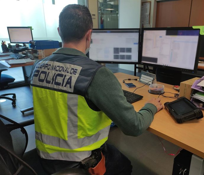 La Policía Nacional ha detenido a un menor que hacía uso de ingeniería social para captar víctimas en redes sociales a las que chantajeaba pidiéndoles dinero a cambio de no publicar imágenes suyas de contenido sexual
