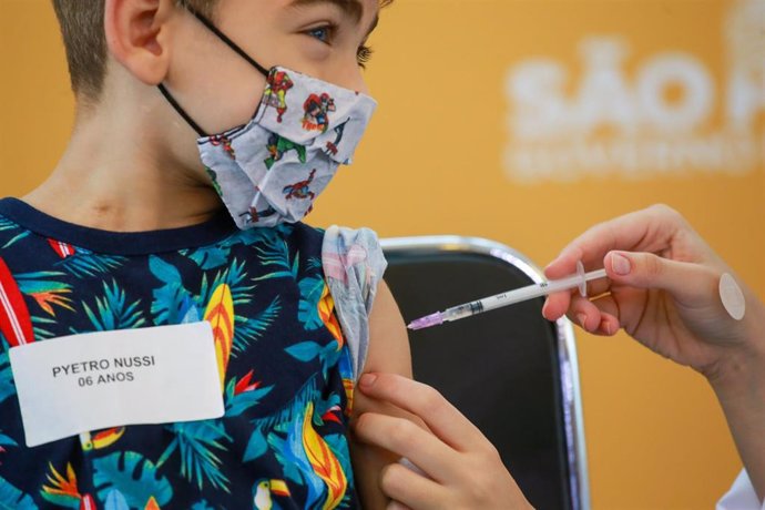 Un niño recibe la vacuna contra la COVID-19 en Sao Paulo, Brasil. 