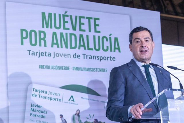 El presidente de la Junta de Andalucía, Juanma Moreno, durante la presentación de la nueva Tarjeta Joven de Transporte.