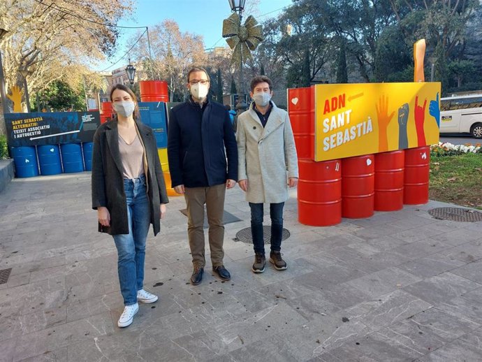 El alcalde de Palma, Jose Hila; el regidor de Participación Ciudadana y Gobierno Interior, Alberto Jarabo, y la directora general del área, Claudia Costa, en la inauguración de la exposición 'ADN Sant Sebasti Petit'.