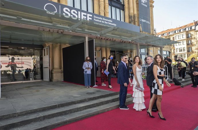 Archivo - (I-D) Los actores Antonio Banderas, Penélope Cruz, Óscar Martínez e Irene Escolar, a su llegada al photocall de la película Competencia Oficial en el Festival de Cine de San Sebastián 