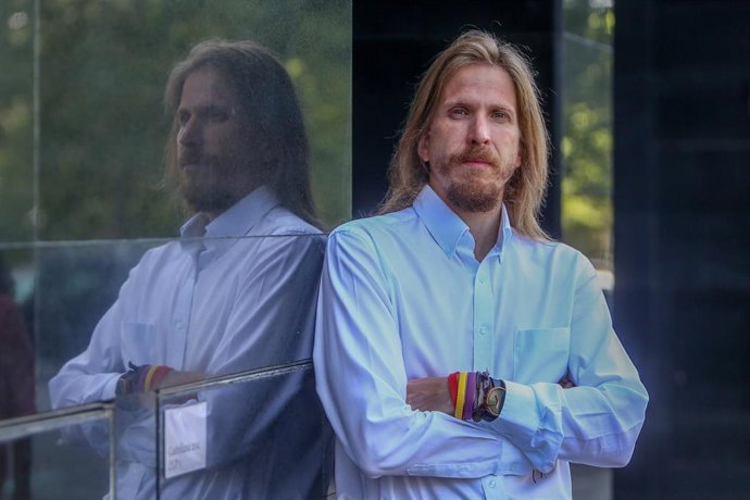 Archivo - El coordinador general de Podemos en Castilla y León, Pablo Fernández, posa en las inmediaciones de la agencia después de una entrevista para Europa Press, a 12 de agosto de 2021, en Madrid (España).