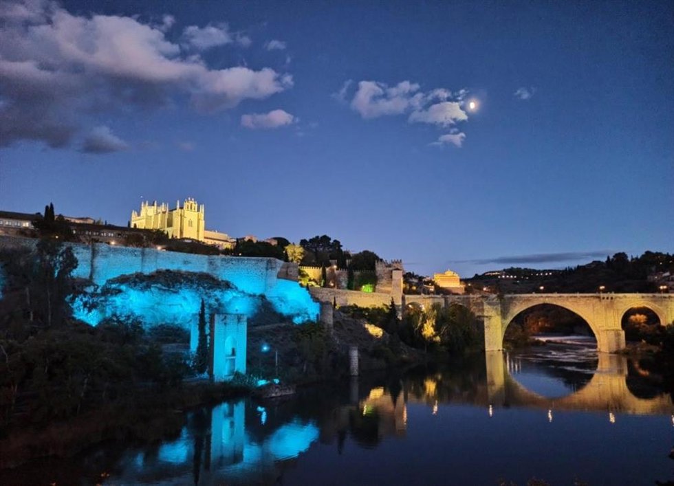 Torreón de la Cava de Toledo iluminado.