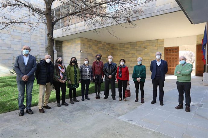 La consejera Esnaola con representantes de la familia de Martínez Baigorri, la alcaldesa de Lodosa, y personal del Servicio de Archivos del Gobierno de Navarra.