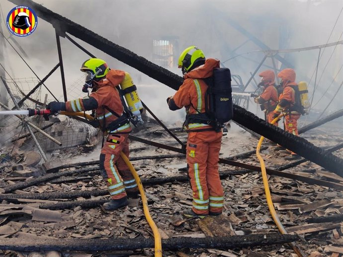 Bombers treballant en l'extinció de l'incendi d'Aldaia