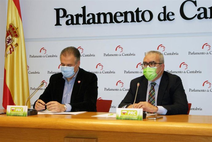 El portavoz del Grupo Parlamentario Regionalista, Pedro Hernando (dcha) y el diputado regional del PRC Francisco Ortiz, en la rueda de prensa