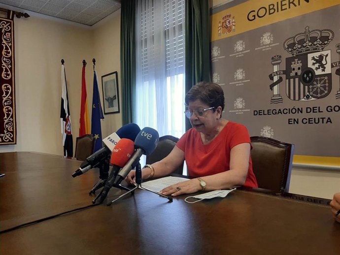Archivo - La delegada del Gobierno de España en Ceuta, Salvadora Mateos, en rueda de prensa, en una imagen de archivo