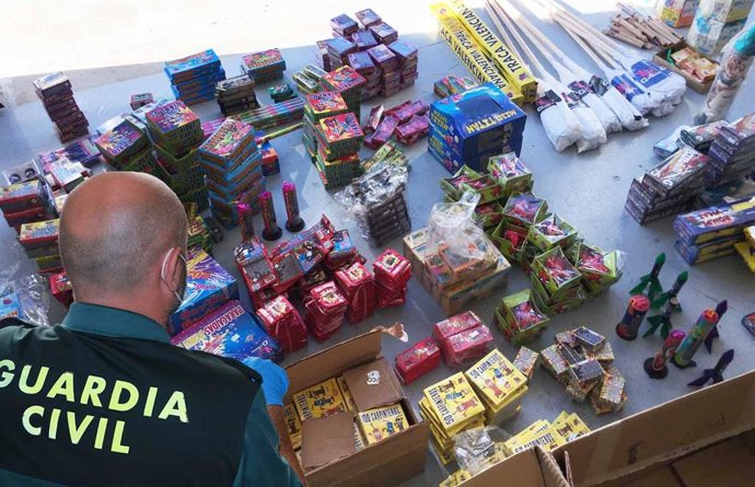 La Guardia Civil interviene más de 20.000 artículos de pirotecnia en Muro.