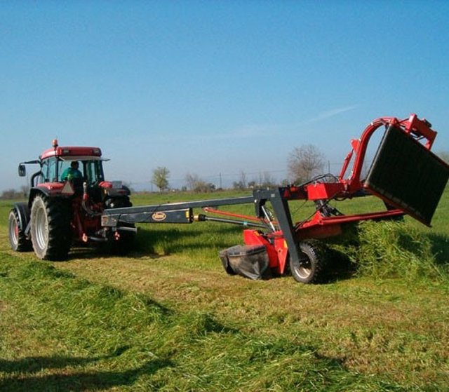 Un tractor en labores agrícolas.