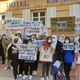 Archivo - Unas 100 personas protestan a las puertas del Liceo Caracense de Guadalajara tras negar el uso del velo a una alumna