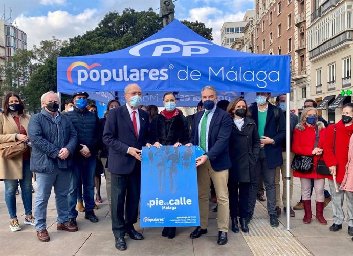 El presidente del PP de Málaga, Elías Bendodo; la vicesecretaria de Málaga capital, Elisa Pérez de Siles, y el alcalde de la ciudad, Francisco de la Torre, informan de una campaña